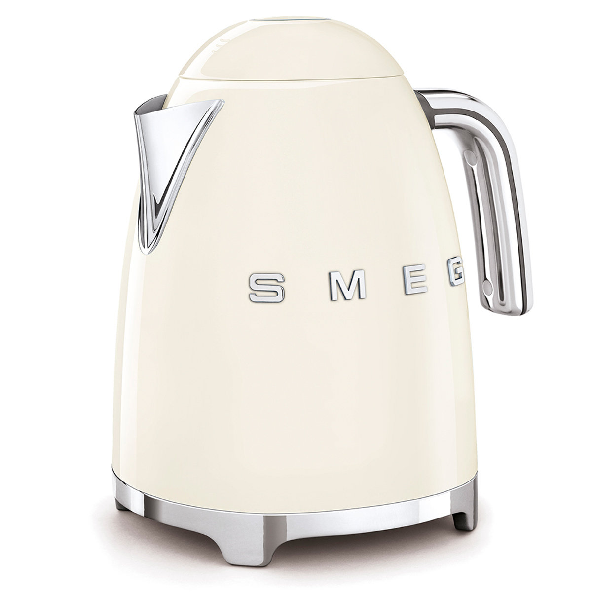 Smeg-KLF03CRAU-Cream-50s-Retro-Style-Electric-Kettle-Front-Angle-high.jpeg